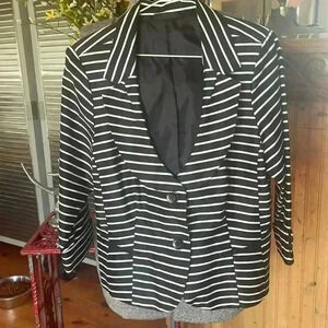 9 women’s size 14 beautiful light striped summer blazer.